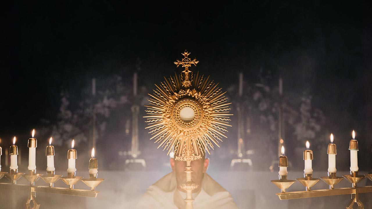Eucaristía, Foto de Jacob Bentzinger en Unsplash