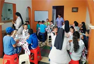 Las Comunidad de Hermanas Tere- sitas compartiendo con los niños y sus familias en las instalaciones de la Casa Taller.